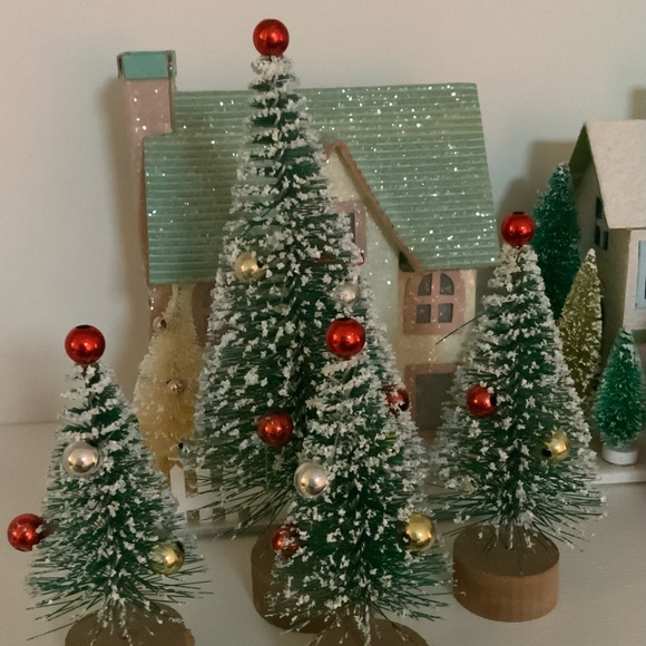 4 Decorated Bottle Brush trees. In good condition. - Picture 7 of 14